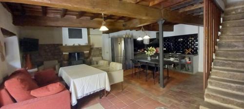 een woonkamer met een tafel en een eetkamer bij Albergue Turístico "San Blas" de Oliva de Plasencia in Oliva de Plasencia