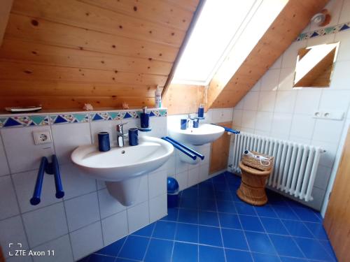 ein Badezimmer mit zwei Waschbecken in einer Holzdecke in der Unterkunft BodenSEE Privatzimmer "Haus am Weinberg Konstanz" in Konstanz