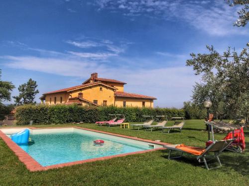 una piscina en el patio de una casa en Belvilla by OYO Podere Pulicciano, en Castelfranco di Sopra