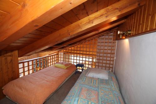 mały pokój na poddaszu z 2 łóżkami w obiekcie Chalet Bouquetin- Tétras Lyre 2 to 4 people w mieście Champagny-en-Vanoise