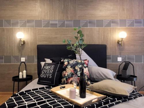 Postel nebo postele na pokoji v ubytování MLH Designer Duplex Suite @ EkoCheras