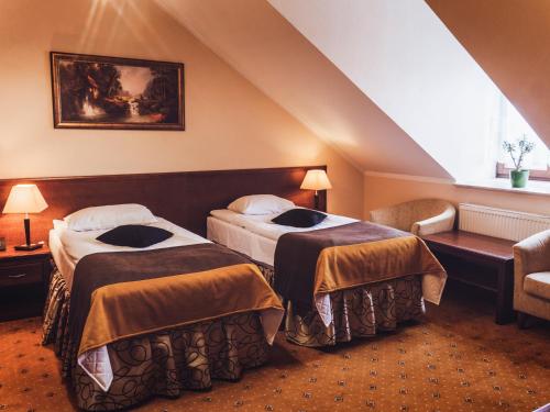 pokój hotelowy z dwoma łóżkami i oknem w obiekcie Hotel Osjann w Białej Podlaskiej