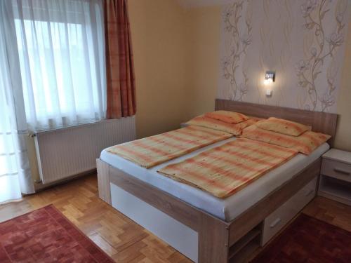 a bedroom with a bed in a room at Hévíz Erika Apartman in Hévíz