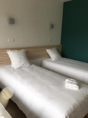 two beds sitting next to each other in a room at La Résidence du Parc d'Olhain in Maisnil-lès-Ruitz