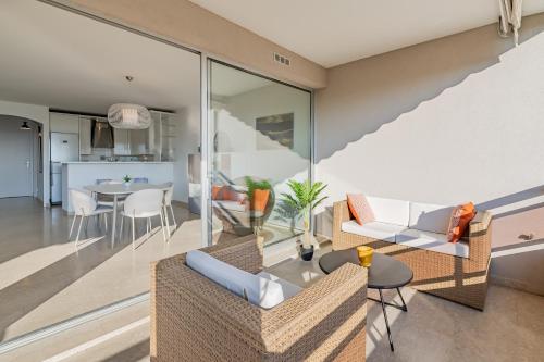 - un salon et une salle à manger décloisonnés avec des parois en verre dans l'établissement Lou Bèu par Dodo-a-Cassis, à Cassis