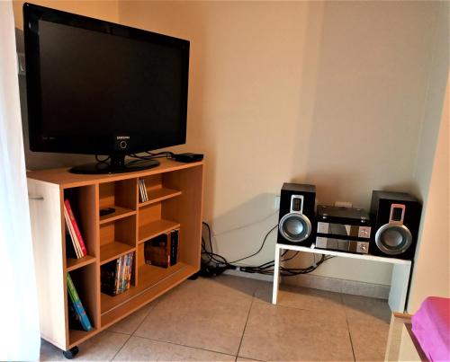 Televisyen dan/atau pusat hiburan di Tzikas apARTments