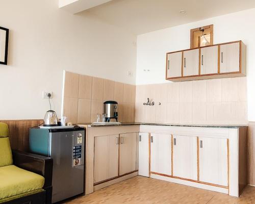 Кухня или мини-кухня в Tehri Retreat Sursingdhar, Near New Tehri & Kanatal, By Himalayan Eco Lodges
