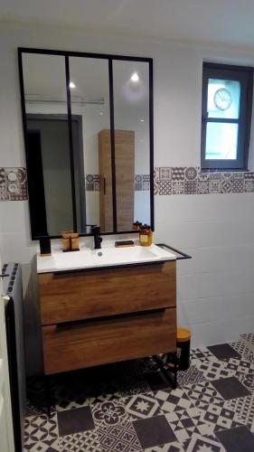une salle de bain avec un lavabo et un miroir dans l'établissement gîte la bergerie, à Sarlat-la-Canéda