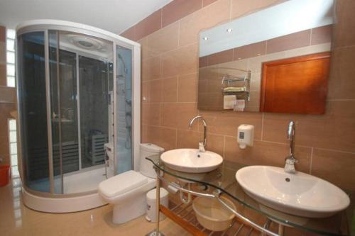 La salle de bains est pourvue de 2 lavabos, d'une douche et de toilettes. dans l'établissement BMV apartment 1 with sea view, à Sveti Stefan