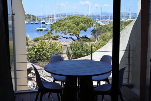 En balkong eller terrasse på L'Arche de Porquerolles