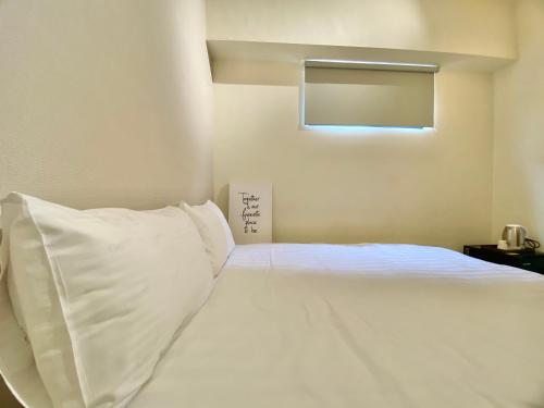 Postel nebo postele na pokoji v ubytování 寓樂居