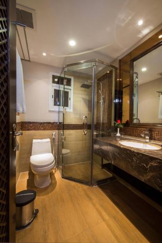 a bathroom with a toilet and a shower and a sink at Boudl Mahayel Aseer in Muhayil