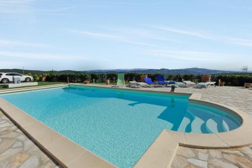 Bazén v ubytování Contemporary Villa in Castellaccio with Private Pool nebo v jeho okolí