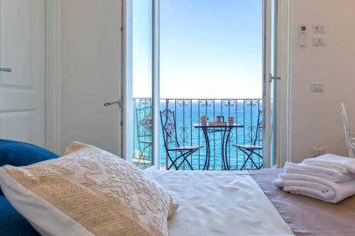 Terrazza & Romantica sospese sul mare del Borgo Antico --- Terrace & Romantic over the sea of the Ancient Village