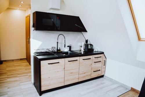 Dapur atau dapur kecil di Apartament na poddaszu f13 na terenie ośrodka sun&snow