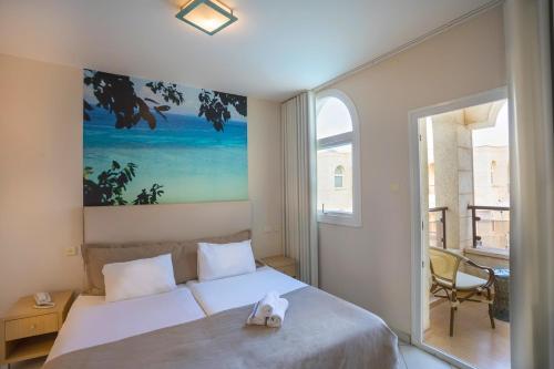 מיטה או מיטות בחדר ב-מלון חוף עכו