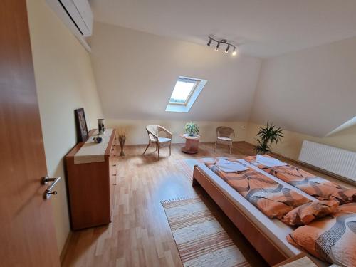 Schlafzimmer mit einem Bett, einem Schreibtisch und einem Fenster in der Unterkunft Mónika apartman in Bük