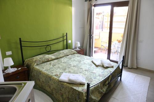 een slaapkamer met een bed met twee handdoeken erop bij bbmaredellestelle in Torre delle Stelle