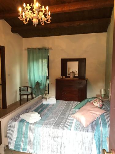 1 dormitorio con cama y lámpara de araña en Val Giardino 2 Casa Vacanze, en Roccamorice