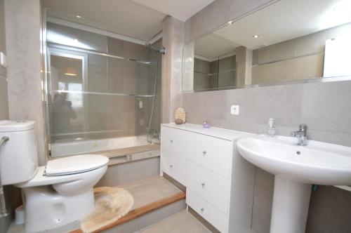Ένα μπάνιο στο Acogedor apartamento a 100 metros de la playa