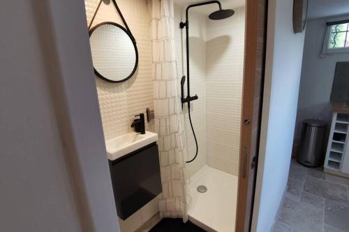 une salle de bain avec un lavabo et une douche avec un miroir dans l'établissement La Casita, à Saint-Étienne-du-Grès