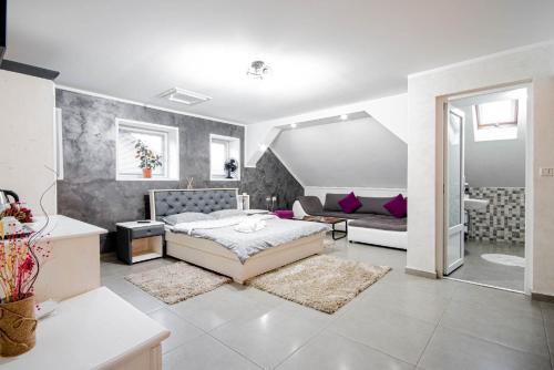 a bedroom with a bed and a bathroom at Cazare MOLDI - regim hotelier in Câmpulung Moldovenesc