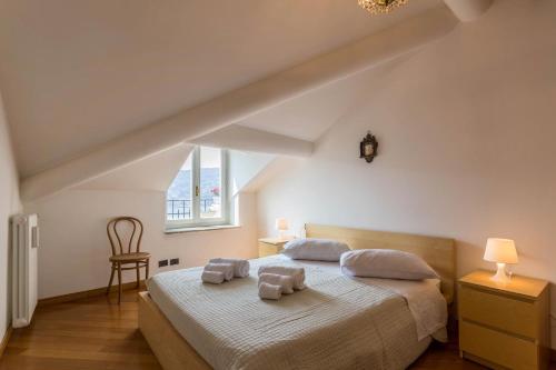 Un dormitorio con una cama con dos toallas encima. en Attico Vista Lago, en Como