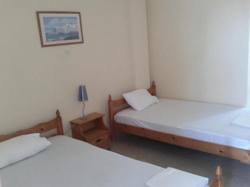 Zimmer mit 2 Betten und einer Lampe in der Unterkunft Margarita Apartments in Preveza