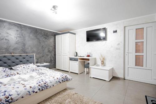 a bedroom with a bed and a desk at Cazare MOLDI - regim hotelier in Câmpulung Moldovenesc