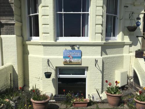 Η πρόσοψη ή η είσοδος του The Coventry Guest House