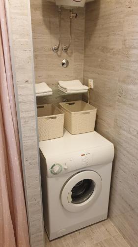 Apartment Filip Vedran في سبليت: حمام صغير مع وجود غسالة ملابس في الغرفة