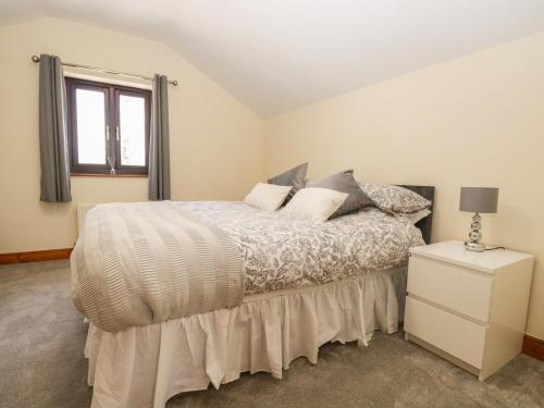 a bedroom with a bed and a window at 10 Flying Horse Shoes Cottage in Lancaster