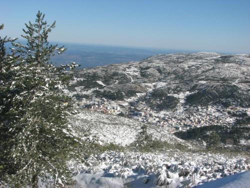 a view of a mountain with snow on it at Sambuc'asa - Serra da Estrela in Sabugueiro