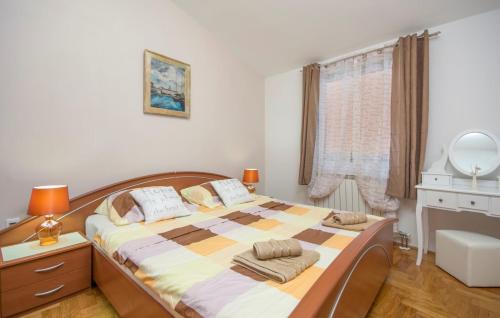 Un dormitorio con una cama grande y una ventana en City Centre Sea View Apartment, en Pula