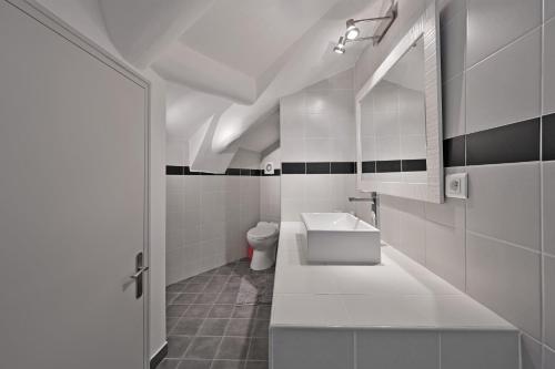 une salle de bain blanche avec des toilettes et un lavabo dans l'établissement Place Carnot 1900: Coeur de Ville, à Avignon