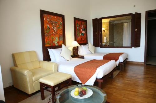 Postel nebo postele na pokoji v ubytování The Leela Ashtamudi, A Raviz Hotel