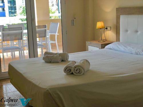 ein Schlafzimmer mit einem Bett mit Handtüchern darauf in der Unterkunft Oasis 1A Playa Arenal Calpe in Calpe
