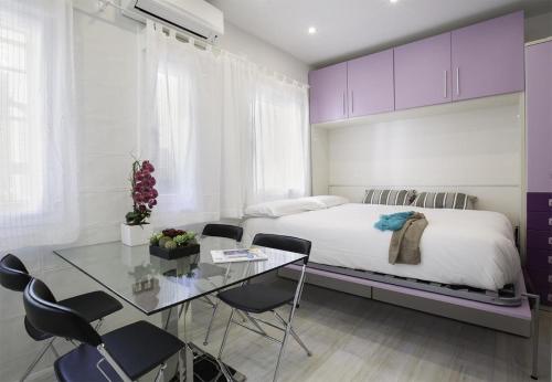 - une chambre avec un lit, une table et des chaises dans l'établissement Salamanca Confort Peñalver en Madrid Capital, à Madrid