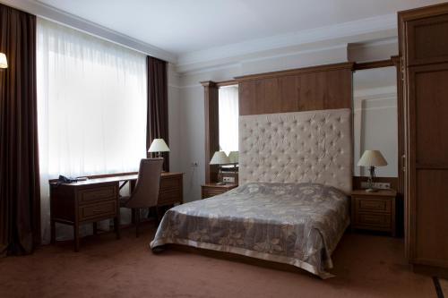 Habitación de hotel con cama, escritorio y escritorio. en Aparthotel NEP Dubki, en Odintsovo