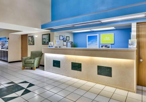 El vestíbulo o zona de recepción de Days Inn & Suites by Wyndham Bentonville