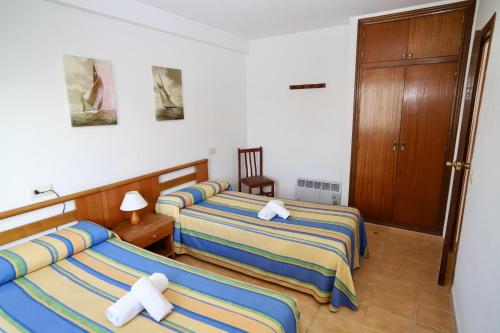 Postel nebo postele na pokoji v ubytování Apartamentos Torre Gerona