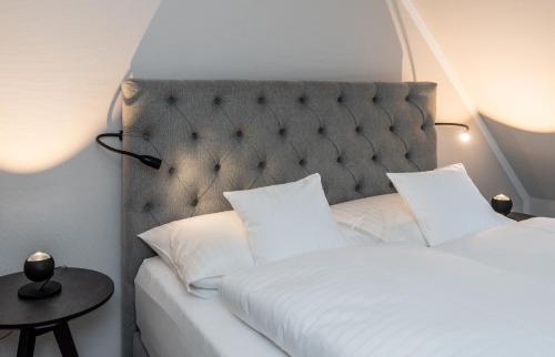 a bedroom with two beds with white pillows at Jaumann's Südwind Sylt in Westerland (Sylt)