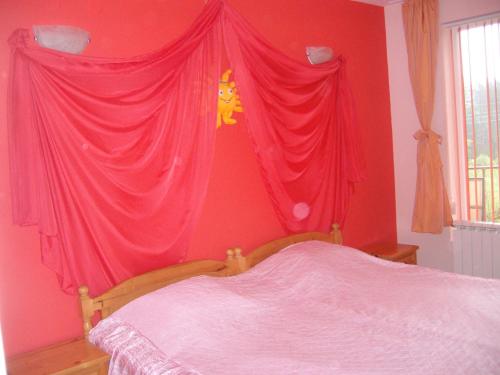 Postel nebo postele na pokoji v ubytování Sveti Georgi Family Hotel