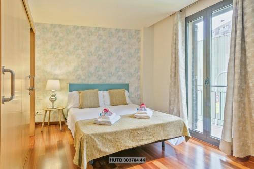 バルセロナにあるAlcam Anglesolaのベッドルーム1室(ベッド1台、大きな窓付)
