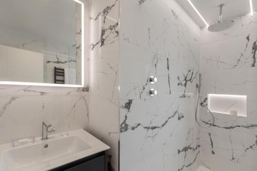 鮑內斯溫德米爾的住宿－Howe Top，白色的浴室设有水槽和镜子