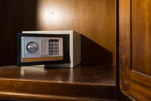 a microwave oven sitting on top of a counter at Hotel Il Duomo in Assisi
