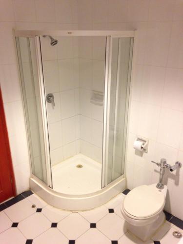 een badkamer met douche en toilet bij Lotus House in Jomtien Beach