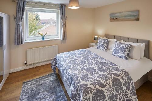 een slaapkamer met een groot bed en een raam bij Host & Stay - Beatrice Little Duckling in Middlesbrough