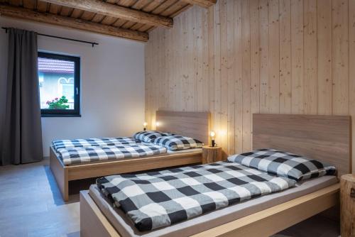 Tempat tidur dalam kamar di Apartmány v Chate Besník