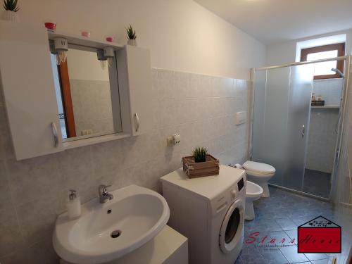 y baño con aseo, lavamanos y aseo. en Stars House, en Locorotondo